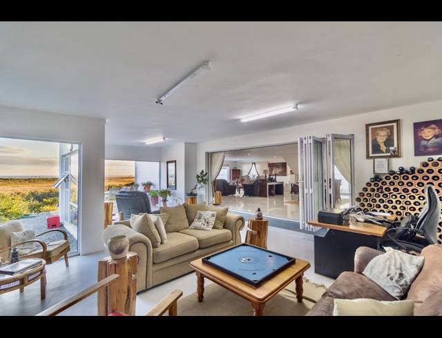4 BEDROOM HOUSE FOR SALE IN GROTTO BAY